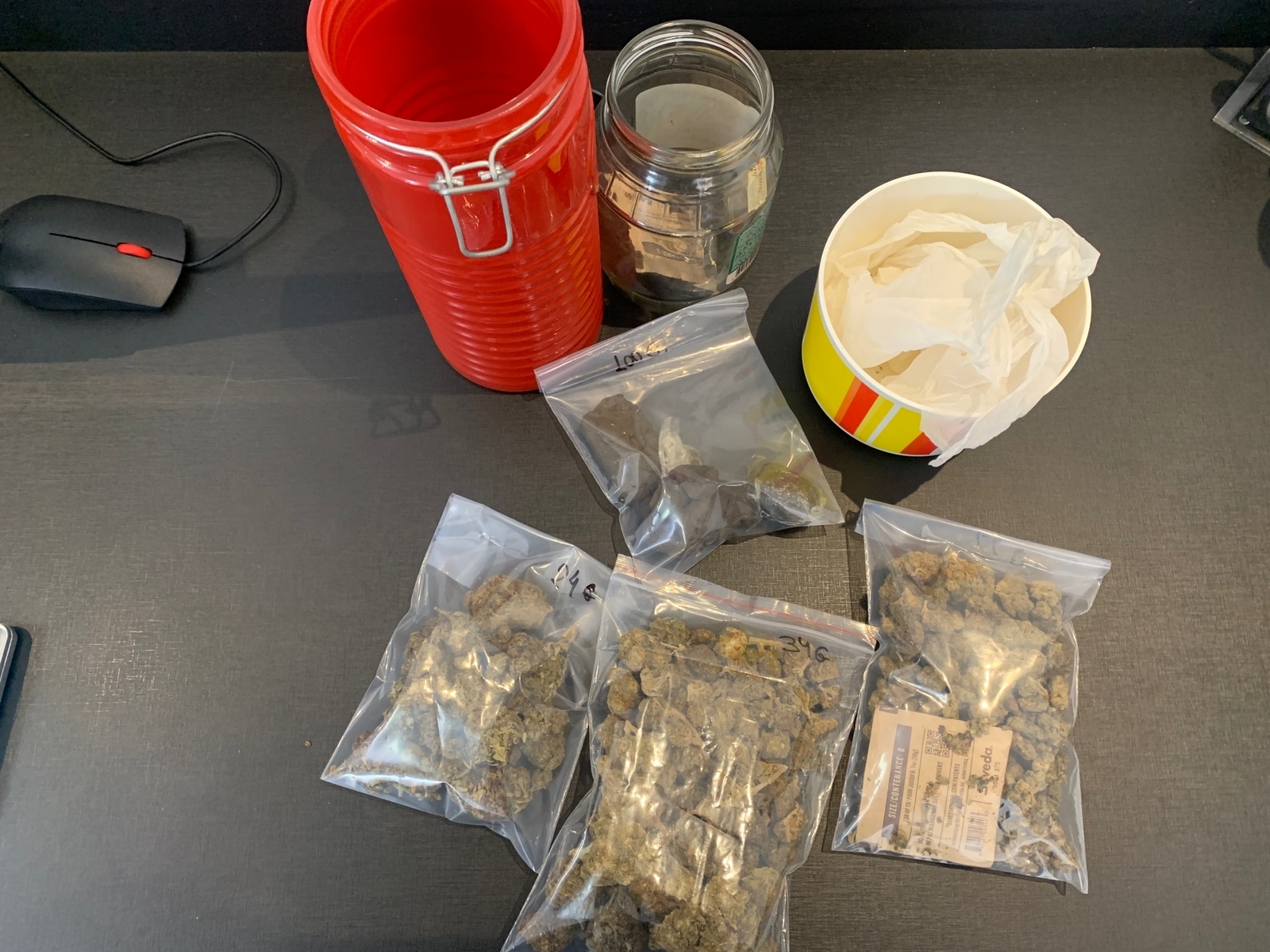 Entorpecente avaliado em R$ 10 mil foi encontrado com um suspeito relacionado ao grupo criminoso - Foto: Pol&iacute;cia Civil/Divulga&ccedil;&atilde;o